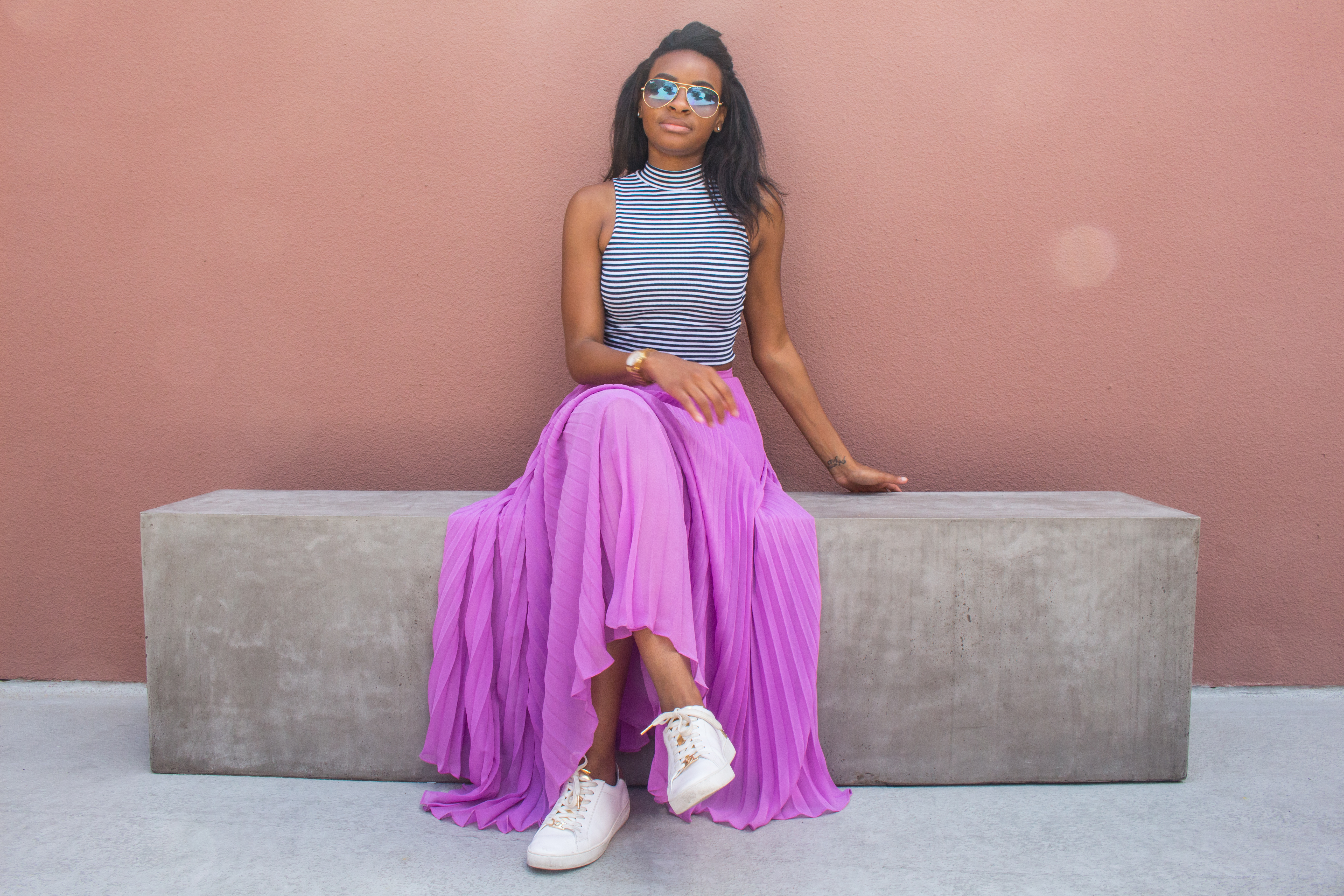 T-Shirt + Floral Pleated Midi Skirt + Sneakers | Mode