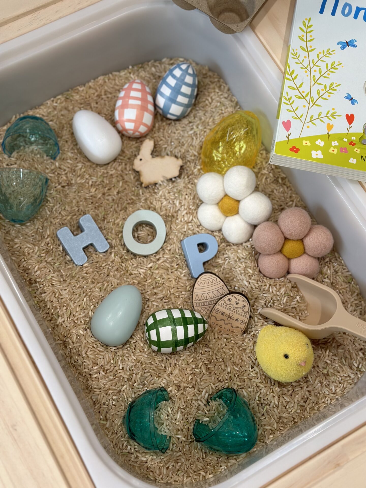 Easter sensory bin 